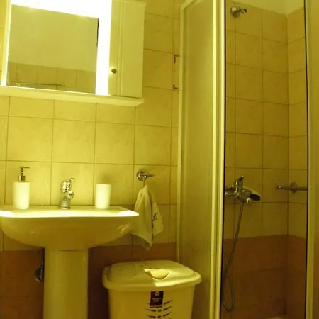 Cozy And Modern Centrally Located Apartment *