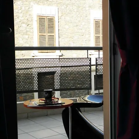 Cozy And Modern Centrally Located Volos