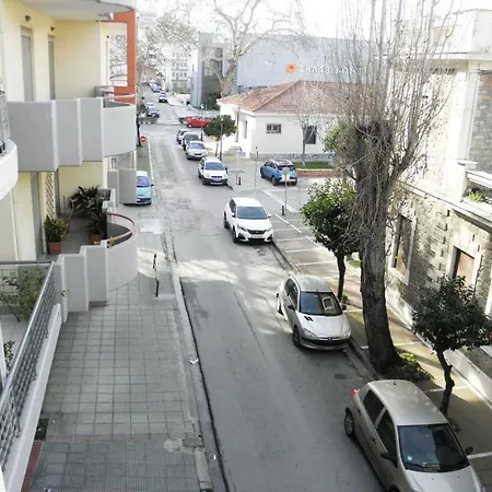 Cozy And Modern Centrally Located Apartment *