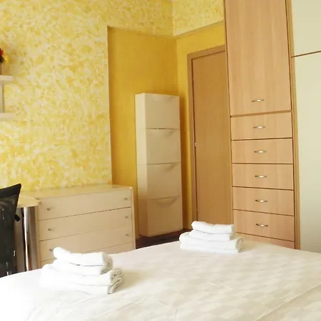 Apartment Cozy And Modern Centrally Located